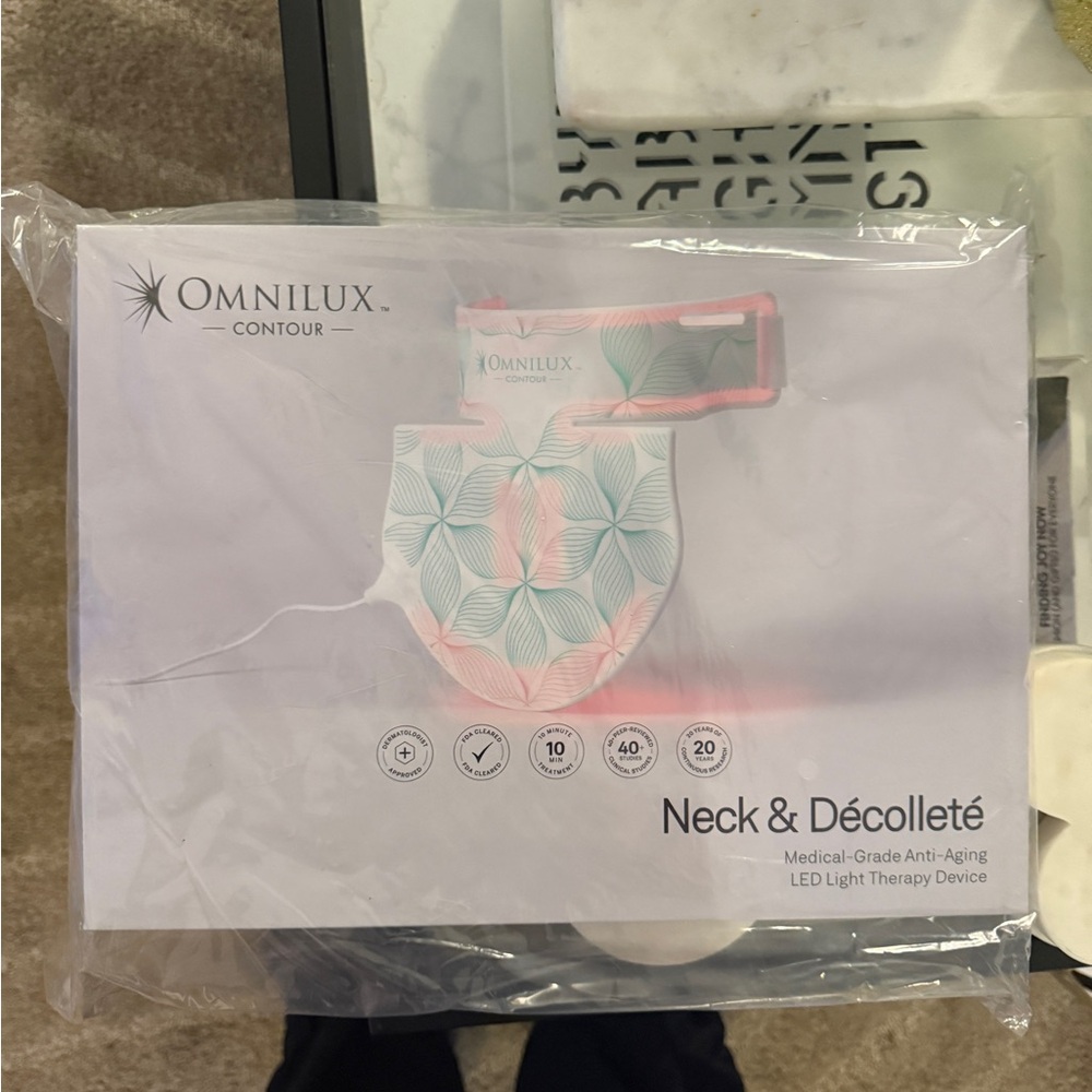 Omnilux Contour Neck & Décolleté LED Light Therapy Device - White and Pink